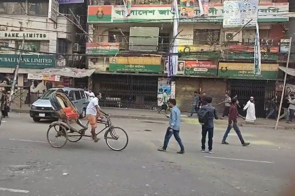 বিএনপি কার্যালয়ের সামনে থেকে সরানো হলো লোহার ব্যারিকেড

