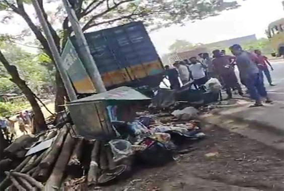 চট্টগ্রামে কাভার্ডভ্যানের ধাক্কায় দু’জন নিহত