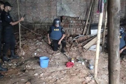পুরান ঢাকায় ঘিরে রাখা ভবনে মিলেছে ৬ ককটেল