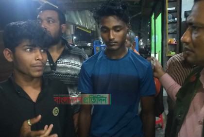 বৃদ্ধার গলায় অস্ত্র ধরে লুটের ঘটনায় নাতিসহ আটক ৪