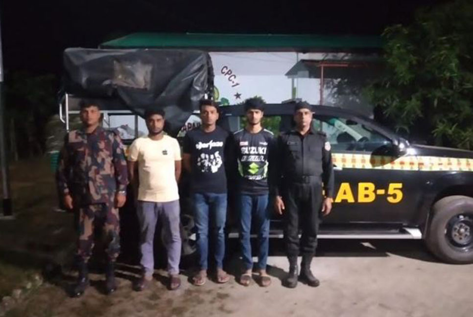চাঁপাইনবাবগঞ্জে ৭৮ মোবাইলসহ আটক ৩