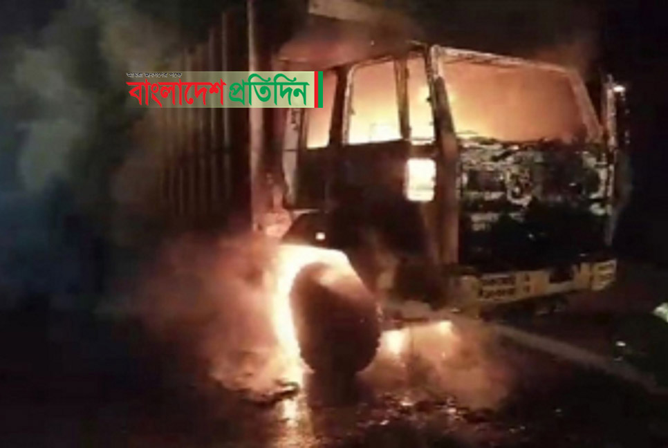 নাটোরে কাভার্ডভ্যানে আগুন