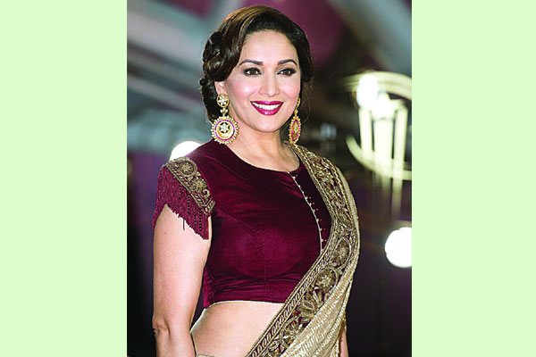 অল্পের জন্য রক্ষা মাধুরীর