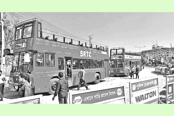 মেরিনড্রাইভে ছাদখোলা ট্যুরিস্ট বাস