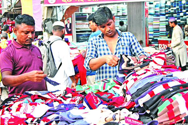শীতের পোশাক কিনছে মানুষ