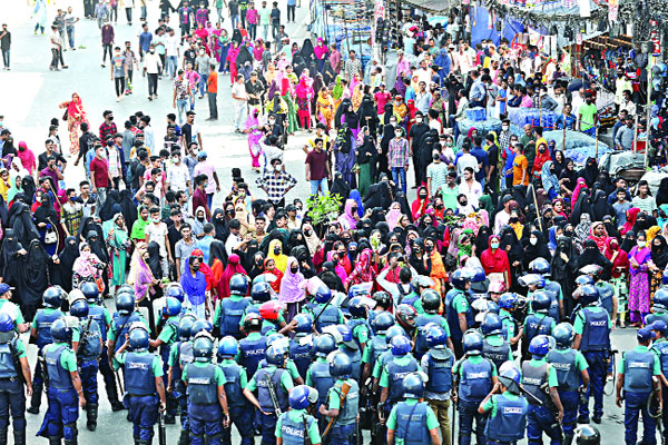 রাজধানীতে পোশাক শ্রমিকদের অবরোধ