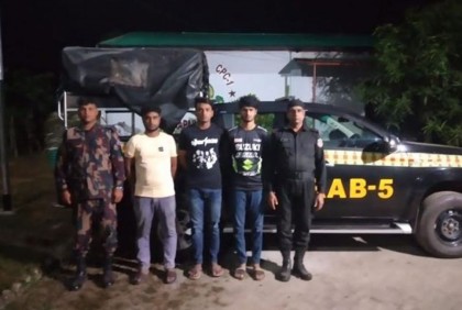 চাঁপাইনবাবগঞ্জে ৭৮ মোবাইলসহ আটক ৩