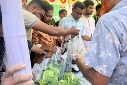  কৃষকের কাছ থেকে ন্যায্যমূল্যে সবজি
 কিনে কম দামে বিক্রি ছাত্রলীগের