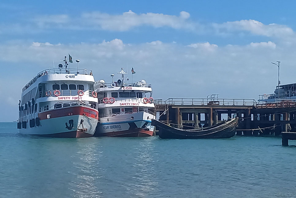 টেকনাফ-সেন্টমার্টিনে জাহাজ চলাচল বন্ধ, চার শতাধিক পর্যটক আটকা


