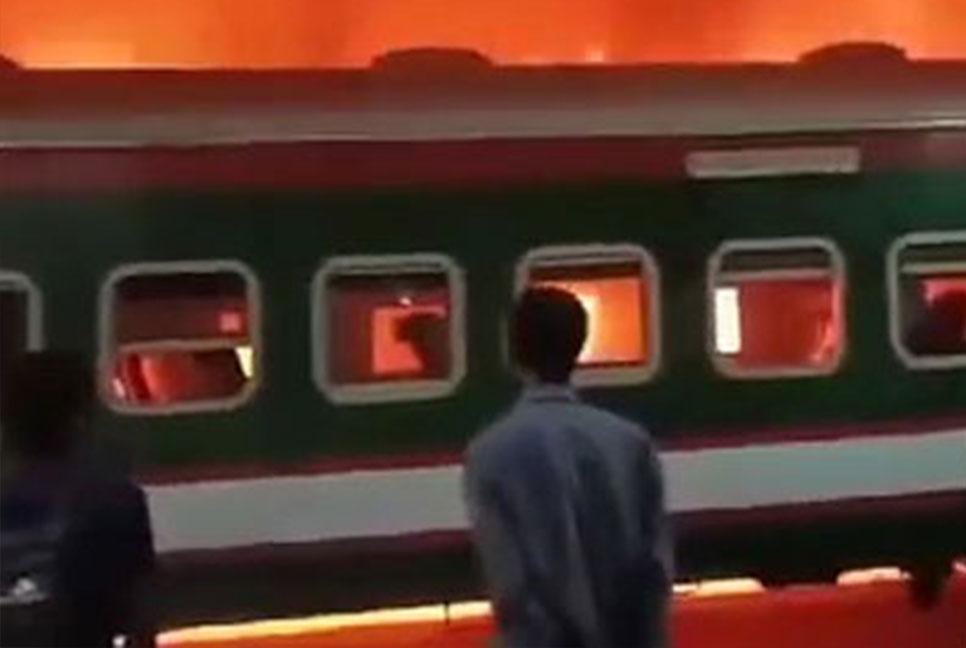 টাঙ্গাইলে দাঁড়িয়ে থাকা ট্রেনে আগুন