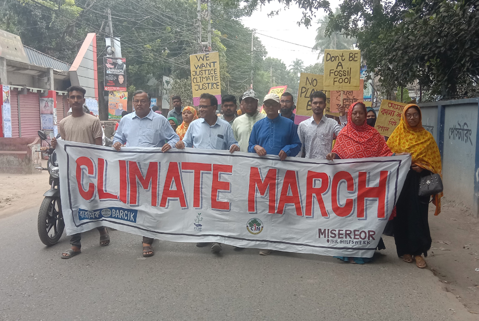 সাতক্ষীরায় জলবায়ু সুবিচারের দাবিতে পদযাত্রা 
