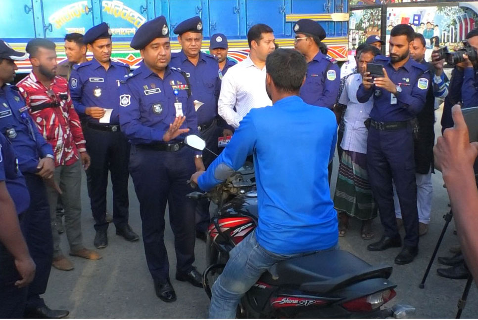 জামালপুরে সড়ক দুর্ঘটনা প্রতিরোধে পুলিশের ‘নো হেলমেট, নো রাইড’ ক্যাম্পেইন