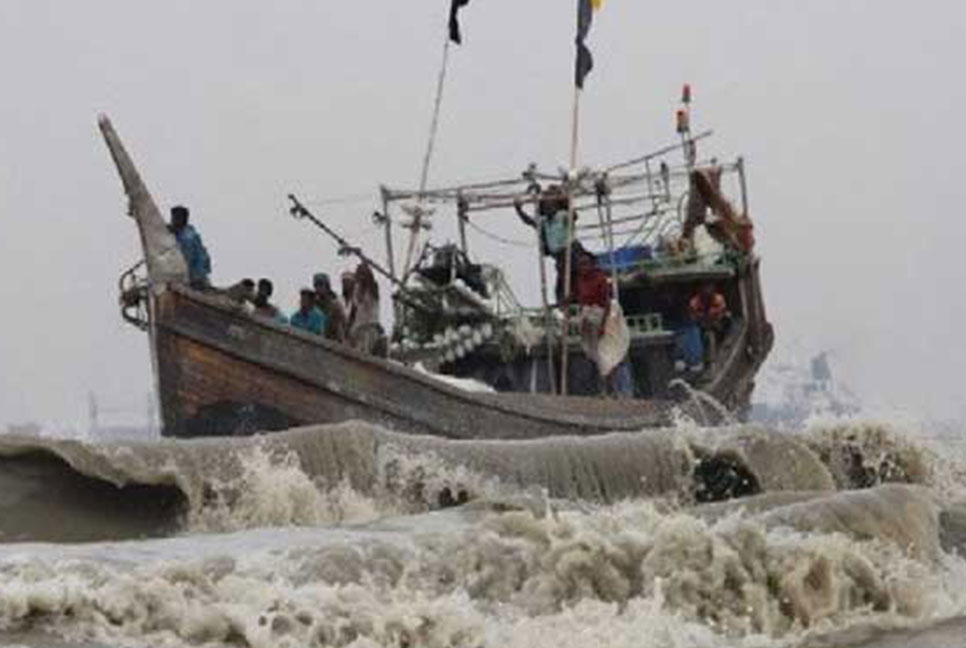 উত্তাল বঙ্গোপসাগর, আশ্রয়ে শত শত ফিশিং ট্রলার