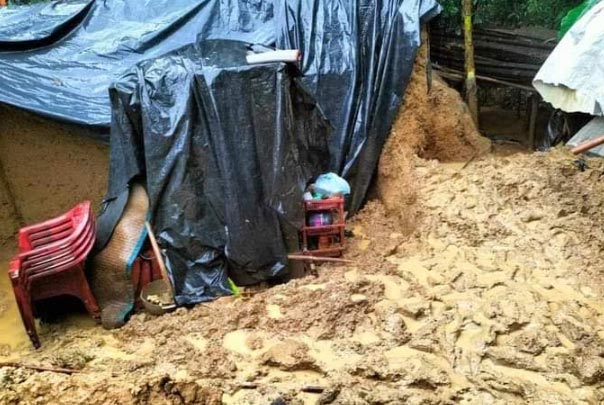 টেকনাফে দেয়াল চাপায় একই পরিবারের চারজন নিহত 
