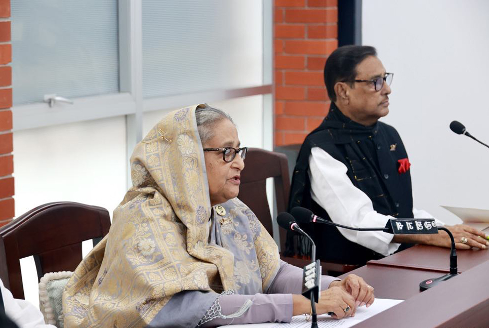 অস্ত্র হাতে নয়, অন্ধকারে নয়, সরকার গঠন হবে ভোটে : শেখ হাসিনা


