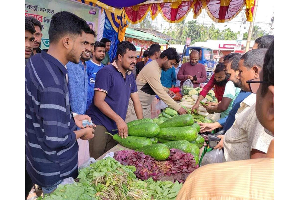 কুড়িগ্রামে স্বল্প দামে সবজি বিক্রি করছে ছাত্রলীগ