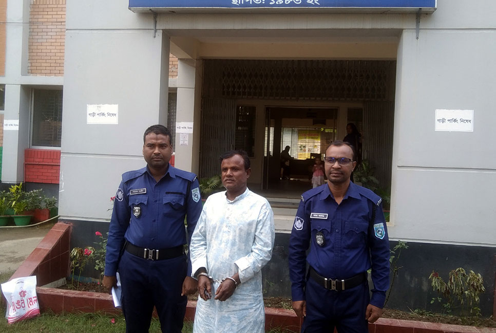 নাশকতা মামলায়
ফুলবাড়ী পৌর কাউন্সিলর আটক