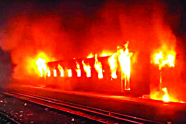 ট্রেনসহ ১৬ যানবাহনে আগুন, ভাঙচুর সংঘর্ষ