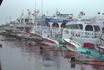 বরিশালে লঞ্চ চলাচল বন্ধ ঘোষণা