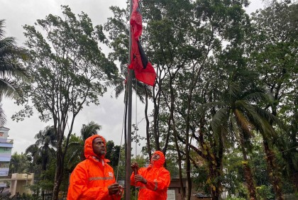 হাতিয়ার মেঘনায় অস্বাভাবিক জোয়ার, নৌযান চলাচল বন্ধ