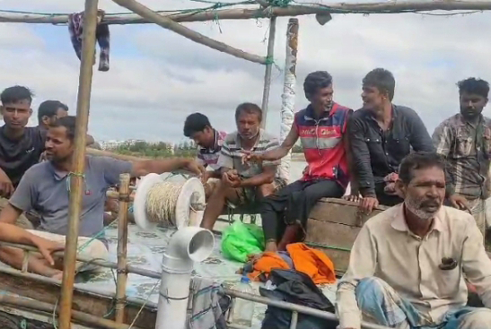 সাগরে বিকল হওয়া ফিশিং ট্রলারসহ ৩২ মাঝিমাল্লা উদ্ধার

