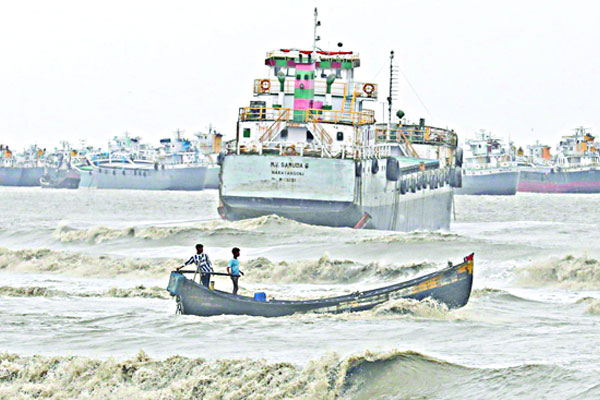 উপকূলে মিধিলির আঘাত