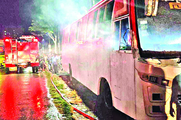 কুমিল্লায় বাস ও বগুড়ায় ট্রাকে আগুন, ককটেল নিক্ষেপ রাজশাহীতে