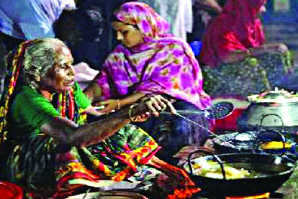 রাবিতে জমে উঠেছে পিঠা আড্ডা