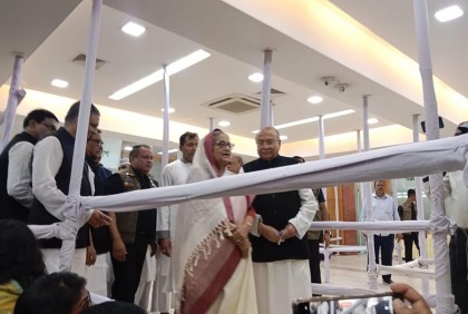 দলীয় মনোনয়ন ফরম সংগ্রহ ও উদ্বোধন করতে কেন্দ্রীয় কার্যালয়ে শেখ হাসিনা 