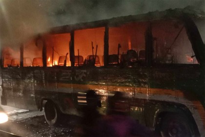 রাজধানীর তালতলায় বিহঙ্গ পরিবহনের বাসে আগুন


