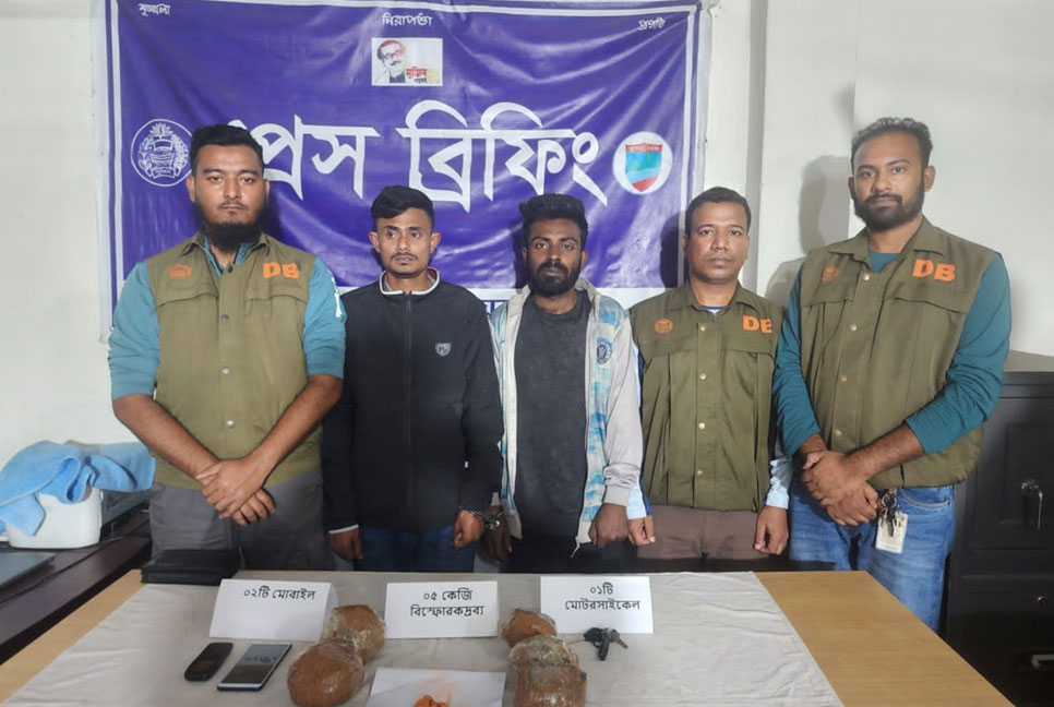 বোমা তৈরির ৫ কেজি বিস্ফোরকসহ আটক ২