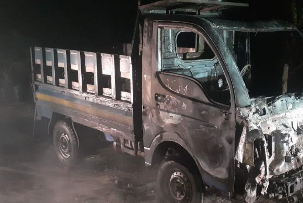জয়পুরহাটে পিকআপ ভ্যানে আগুন

