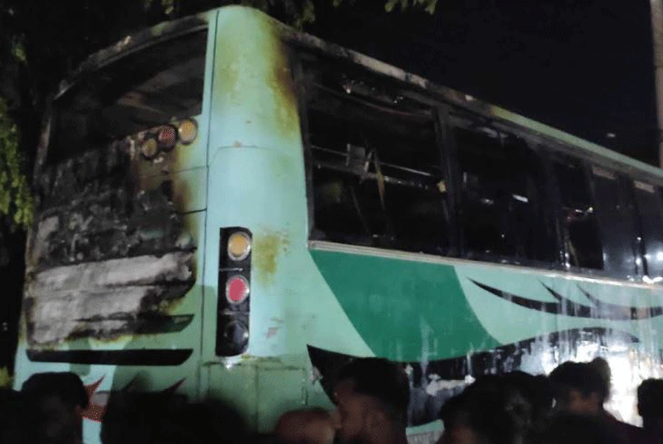 কুমিল্লায় দাঁড়িয়ে থাকা বাসে আগুন 