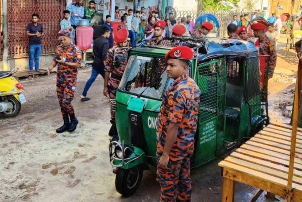 পুরান ঢাকায় সিএনজিতে ককটেল বিস্ফোরণ