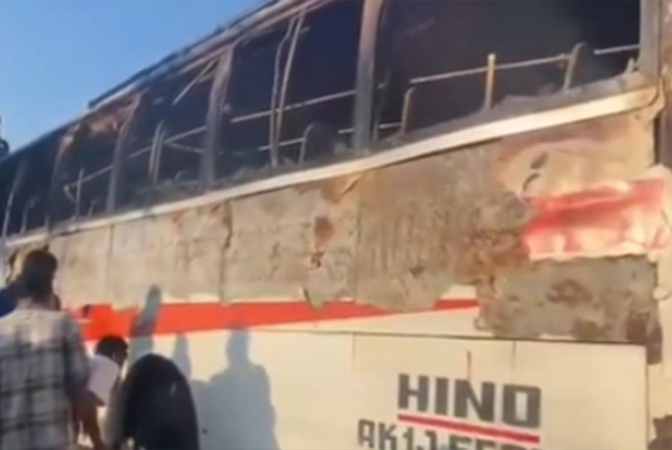 নাটোরে যাত্রীবাহী বাসে আগুন