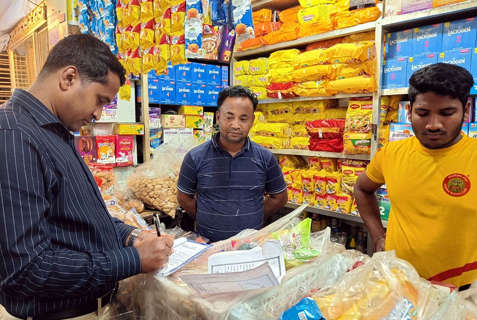 খানসামায় ৯ দোকানদারকে জরিমানা