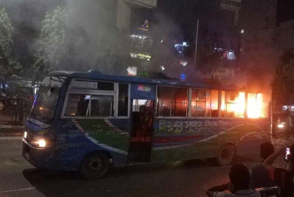 ধানমন্ডিতে বাসে আগুন

