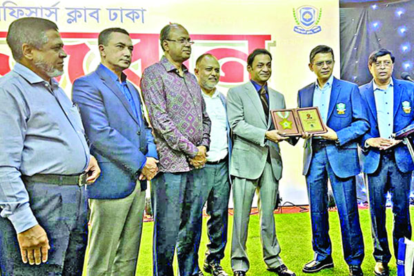 অফিসার্স ক্লাবে জমজমাট মেজবান