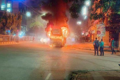 হরতালের আগের রাতে রাজধানীতে ৪ বাসে আগুন 