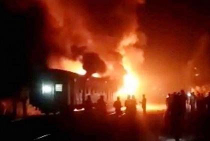 জামালপুরে যমুনা এক্সপ্রেস ট্রেনের তিন বগিতে আগুন