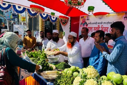 চুয়াডাঙ্গায় স্বেচ্ছাসেবক লীগের ন্যায্যমূল্যে সবজির দোকান