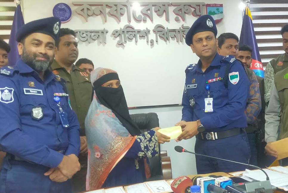 ঝিনাইদহে হারিয়ে যাওয়া ও চুরি হওয়া ৩৮ মোবাইল উদ্ধার