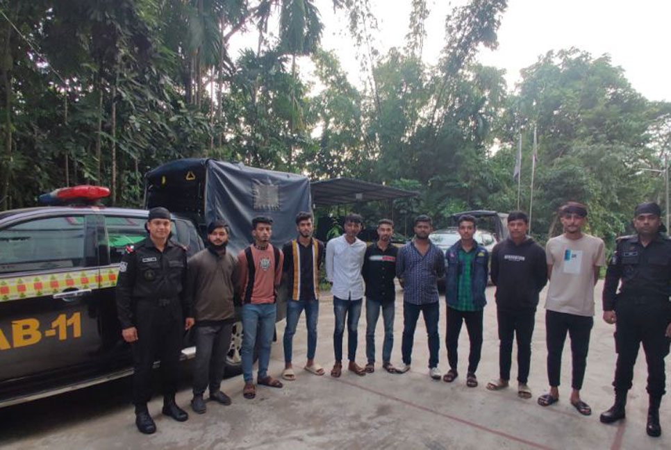 নোয়াখালীতে কিশোর গ্যাংয়ের ৯ সদস্য গ্রেফতার

