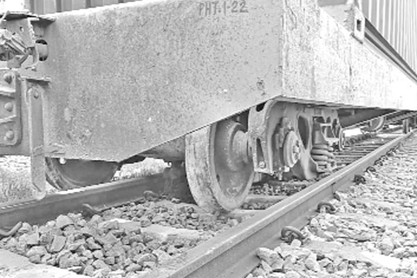 মালবাহী ট্রেন লাইনচ্যুত রেলপথ ক্ষতিগ্রস্ত