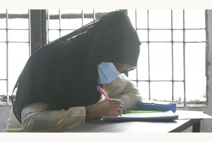 কারাগার থেকে মুক্তি পেয়ে পরীক্ষার হলে খাদিজা 

