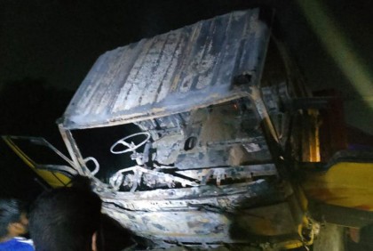 গাজীপুরে ট্রাকে আগুন দিল দুর্বৃত্তরা

