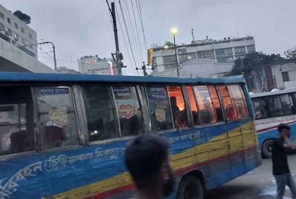 পল্টনে বাসে আগুন 
