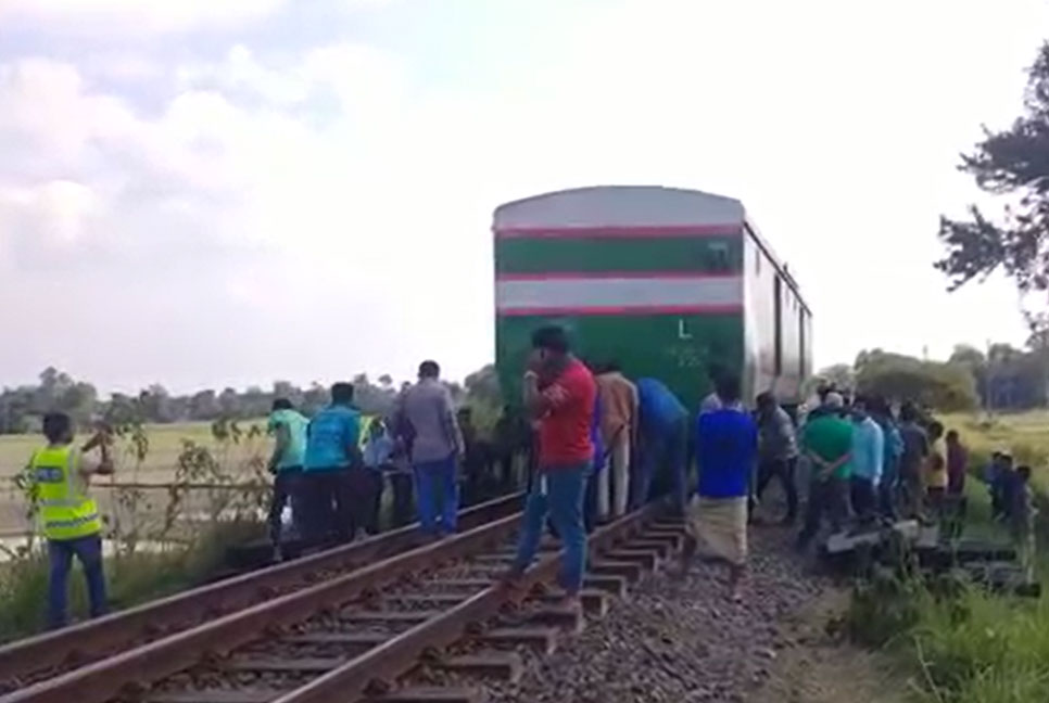 রংপুর এক্সপ্রেসের লাইনচ্যুত বগি ৯ ঘণ্টা পর উদ্ধার 