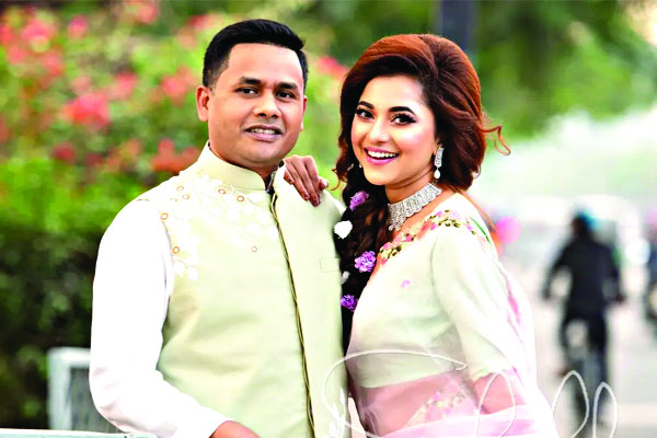গোপনে লিজার বিয়ে
