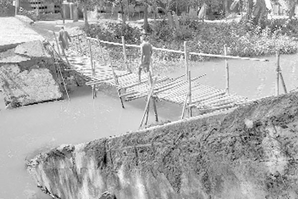 সেতু ভাঙায় বিপাকে ২৫ গ্রামের মানুষ